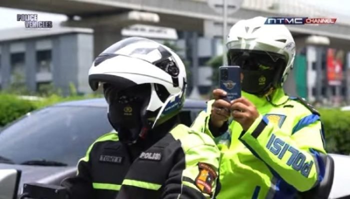 Ilustrasi: Tilang menggunakan handphone | source: Yt/NTMC Channel/ Bicara Indonesia