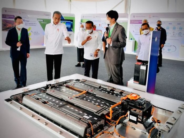 Presiden Jokowi saat menghadiri seremoni implementasi tahap kedua industri baterai listrik terintegrasi | dok/photo: BPMI Setpres