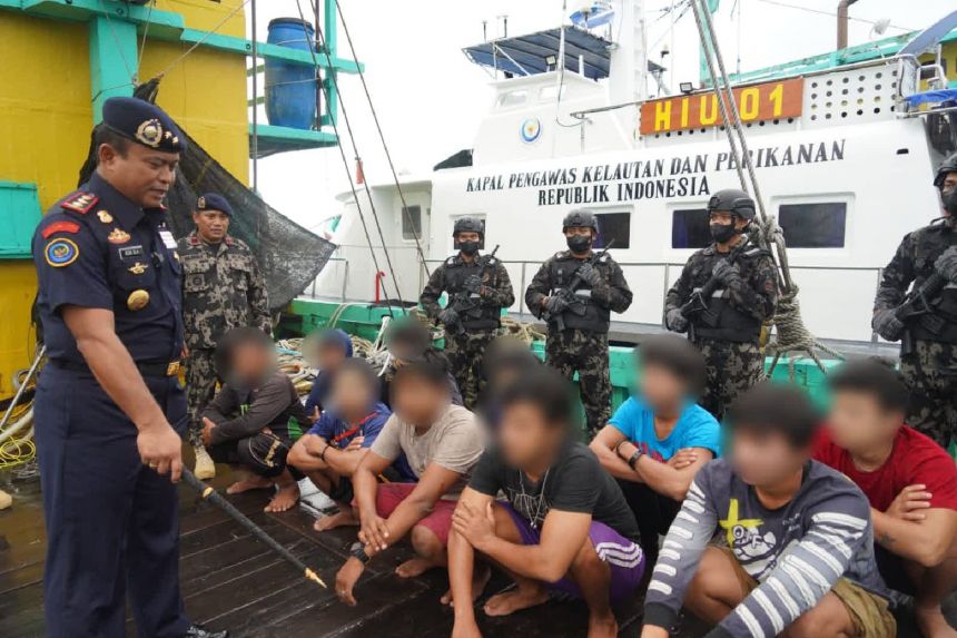 Pelaku ilegal fishing saat diamankan petugas KKP | dok/photo: Humas KKP