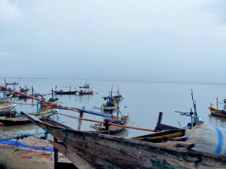 Kapal nelayan Indonesia sedang bersandar di pesisir pantai | dok/photo: Bicara Indonesia