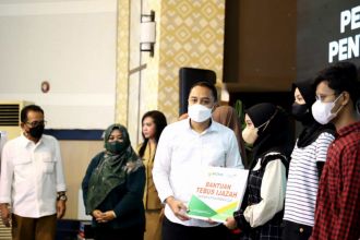 Wali Kota Surabaya Eri Cahyadi saat menyerahkan ijazah yang sebelumnya ditahan pihak sekolah | dok/photo: Kominfo Surabaya /Bicara Indonesia