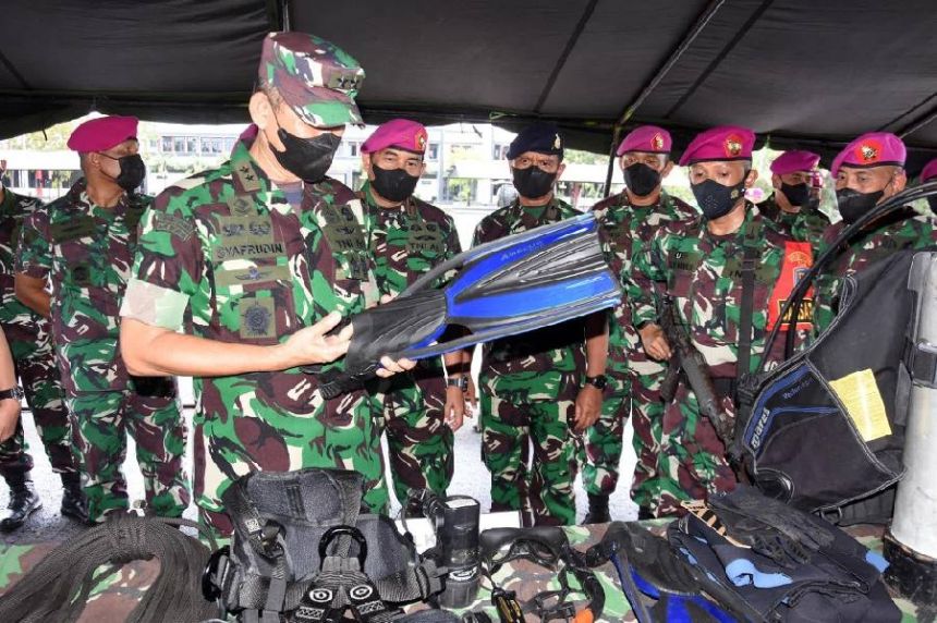 Asops Panglima TNI Mayjen TNI Syafruddin saat melakukan pemeriksaan perlengkapan Satgasmar Ambalat | dok/photo: Dispen Kormar