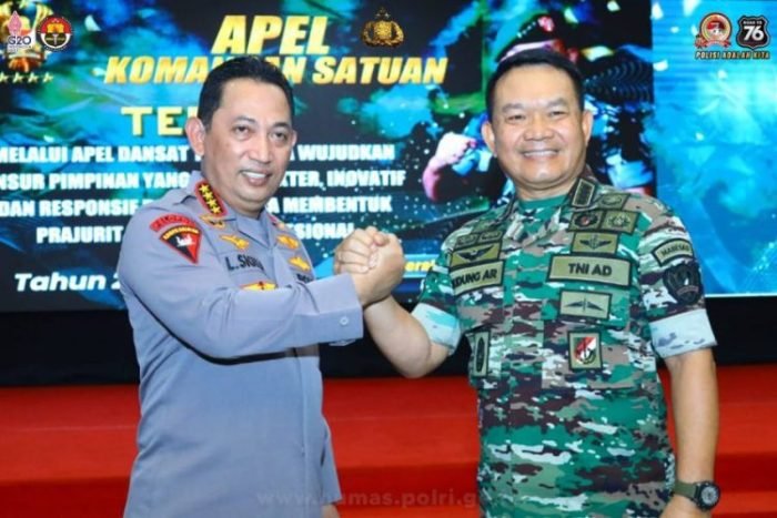 Kapolri Jenderal Listyo Sigit Prabowo bersama Kepala Staf TNI Angkatan Darat (KASAD) Jenderal Dudung Abdurahman | dok/photo: Humas Polri