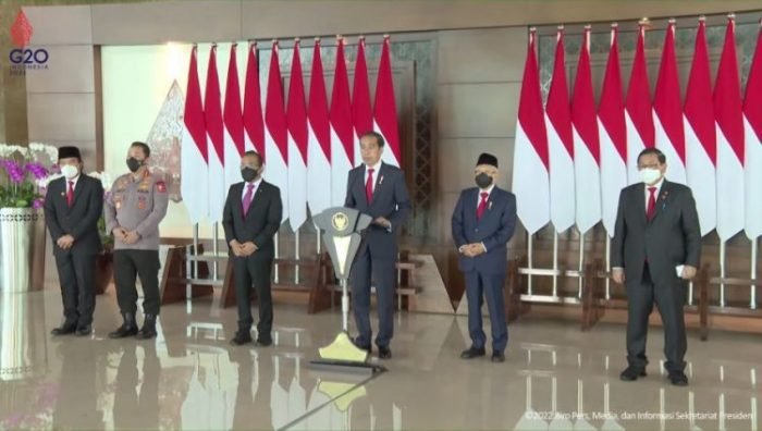 Presiden Jokowi saat memberikan keterangan di Bandara Internasional Soekarno-Hatta, Minggu (26/6/2022) | screenshot/ Bicara Indonesia