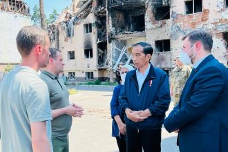 Presiden Jokowi dan Ibu Iriana meninjau kompleks Apartemen Lipky di Kota Irpin, Ukraina, Rabu (29/06/2022) | dok/photo: BPMI Setpres/Laily Rachev