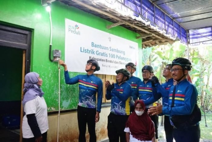 Penyerahan bantuan penyambungan listrik gratis kepada warga penerima manfaat di Kabupaten Bantul, Sabtu (18/6/2022) | dok/photo: Humas PLN