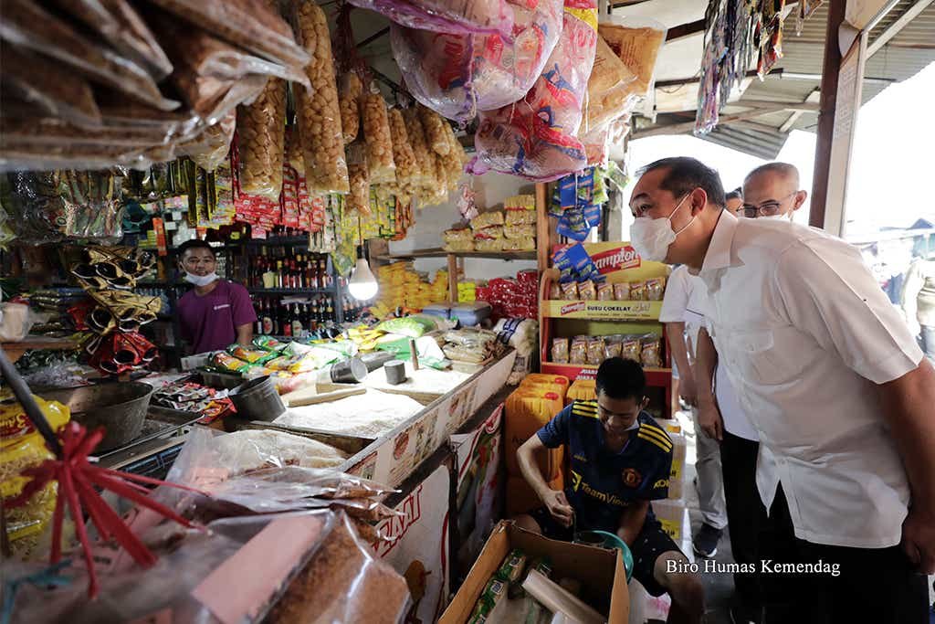 Menteri Perdagangan (Mendag) Muhammad Lutfi saat meninjau di Pasar Ciputat, Tangerang Selatan, Banten, Rabu (8/6/2022) | dok/photo: Humas Kemendag