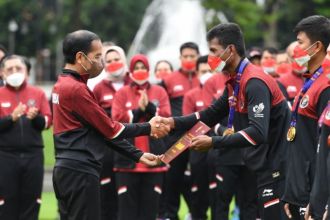 Presiden Jokowi saat memberikan bonus dan apresiasi kepada para atlet SEA Games ke-31 Vietnam | dok/photo: BPMI Setpres