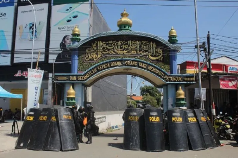 Polisi berjaga di depan gerbang Pondok Pesantren Shiddiqiyyah Ploso Jombang pada Kamis (7/7/2022) | dok/photo: Antara/Syaiful Arif