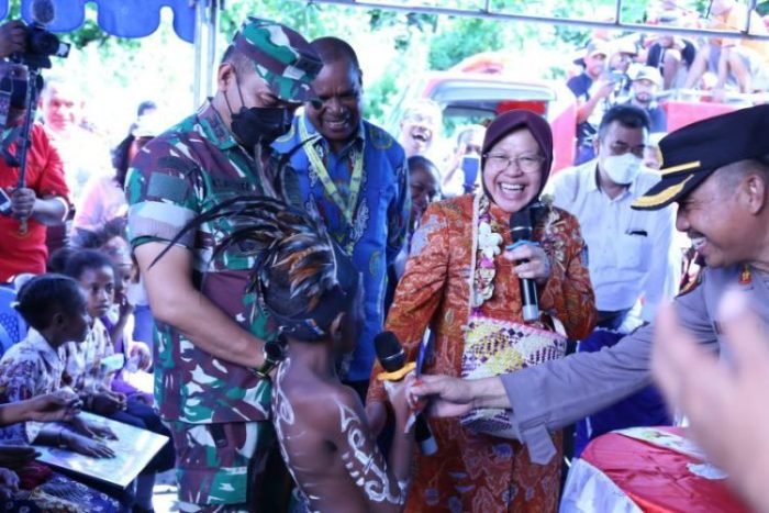 Menteri Sosial Tri Rismaharini saat kunjungan kerja ke Kabupaten Waropen, Papua, Jum'at (22/7/2022) | dok/photo: Humas Kemensos RI