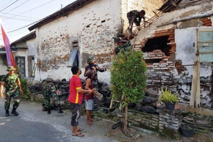 Prajurit Yonif 5 Marinir saat melaksanakan renovasi rumah tidak layak huni di Sidoarjo | dok/photo: Dispen Kormar