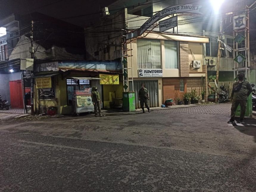 Petugas saat melakukan patroli pengawasan di kawasan Putat Jaya, eks Lokalisasi Dolly Surabaya | dok/photo: Ist