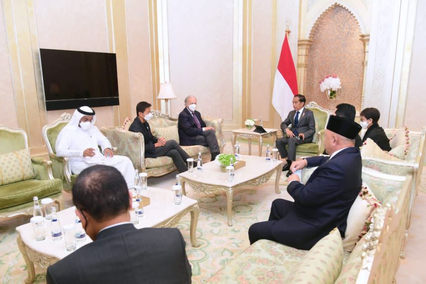 Presiden Jokowi berdialog dengan sejumlah investor dan pengusaha di Hotel Emirates Palace, Abu Dhabi, PEA, pada Jumat (01/06/2022) | dok/photo: BPMI Setpres