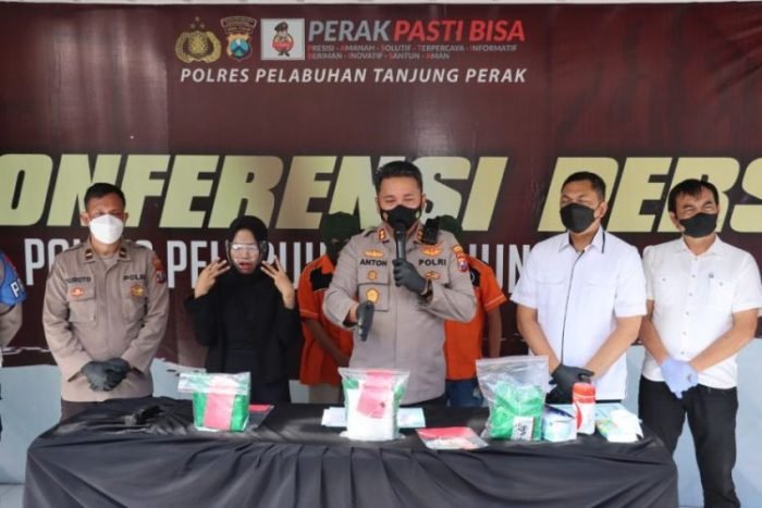 Kapolres Pelabuhan Tanjung Perak Surabaya, AKBP Anton Elfrino Trisanto (tengah) saat menggelar konferensi pers | dok/photo: Istimewa
