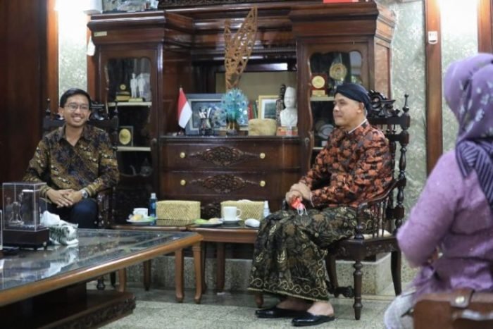 Gubernur Jateng Ganjar Pranowo (kanan) saat menerima kedatangan Sri Paduka Mangkunegara X, KGPAA Bhre Cakarahutomo Wira Sudjiwo di Rumah Dinas Puri Gedeh, Kota Semarang, Kamis (7/7/2022) | dok/photo: Ist
