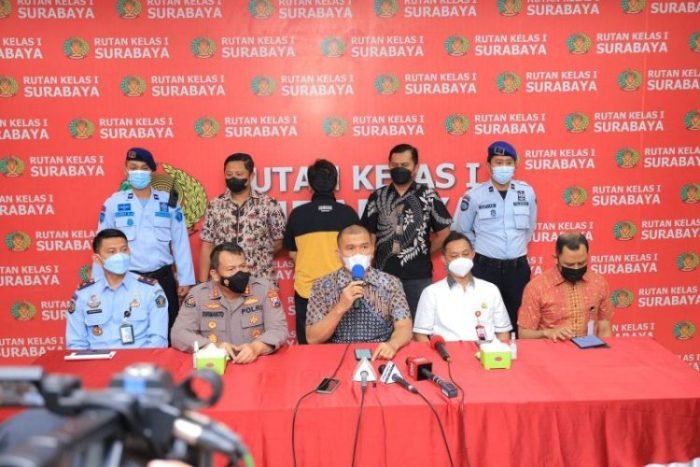 Konferensi pers dugaan kasus pencabulan yang dilakukan MSAT di Rutan Kelas I Surabaya | dok/photo: Humas Kemenkumham Jatim