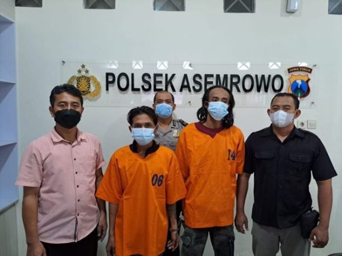 Kedua tersangka saat diamankan di Mapolsek Asemrowo Surabaya | dok/photo: Ist