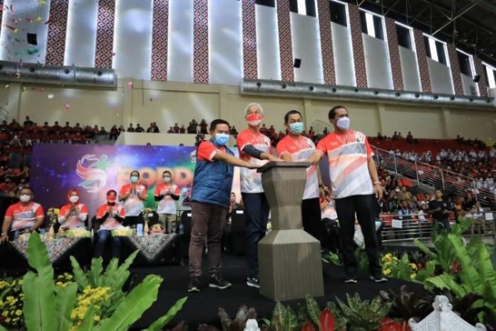 Dua dari kiri: Gubernur Jateng Ganjar Pranowo saat membuka Pekan Olahraga Pelajar Daerah (Popda) Jateng 2022 | dok/photo: Istimewa