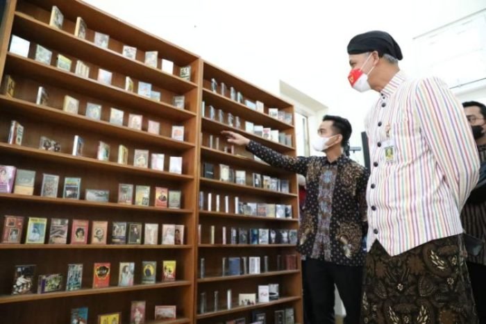 Gubernur Jateng, Ganjar Pranowo (kanan) bersama Wali Kota Surakarta, Gibran Rakabuming Raka (kiri) saat berkeliling Lokananta, Kamis (14/7/2022) | dok/photo: Istimewa