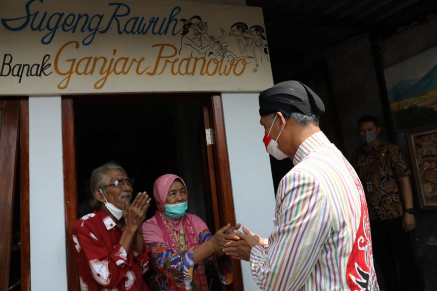 Gubernur Jawa Tengah Ganjar Pranowo saat berkunjung ke rumah Mbah Tris di Surakarta, Kamis (14/7/2022) | dok/photo: Ist