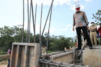Gubernur Jawa Tengah, Ganjar Pranowo saat meninjau proyek pembangunan SMKN Lumbir, Banyumas, Senin (25/7/2022) | dok/photo: Ist
