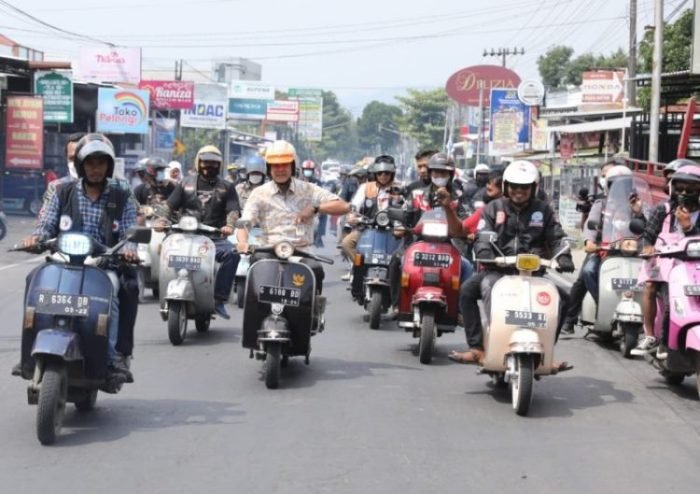 Gubernur Jawa Tengah Ganjar Pranowo saat berkeliling Kota Pemalang bersama komunitas vespa | dok/photo: Ist