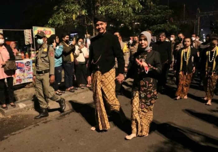 Ganjar Pranowo ditemani istri, Siti Atikoh, saat berjalan kaki mengikuti rute kirab | dok/photo: Ist
