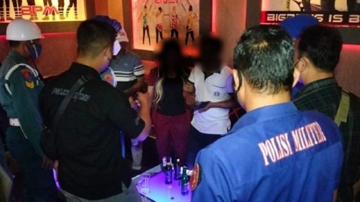 Petugas Pomal Lantamal V Surabaya saat menggelar operasi Gakkum di tempat hiburan malam | dok/photo: T1/Bicara Indonesia