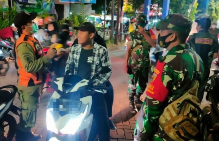 Swab dan vaksin hunter di kawasan Taman Gunung Sari Indah Surabaya | dok/photo: Pemkot Surabaya