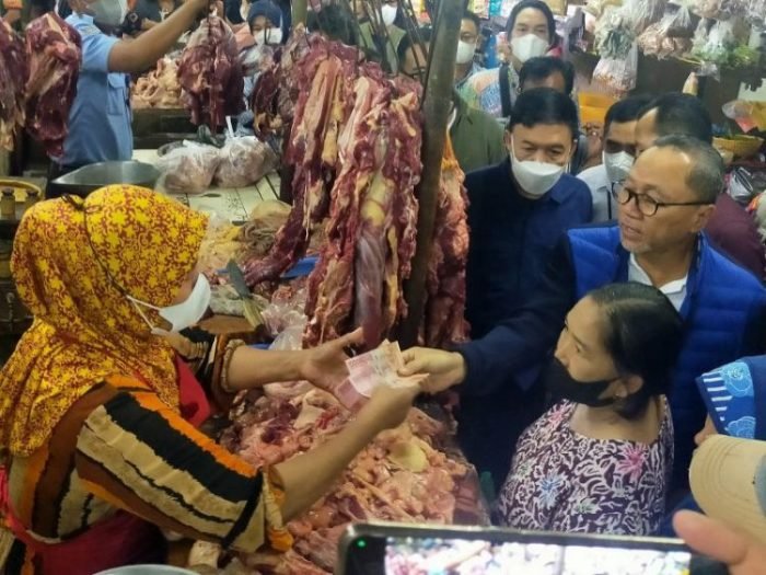 Menteri Perdagangan (Mendag) RI, Zulkifli Hasan (biru) saat sidak harga daging di Pasar Wonokromo, Surabaya, Minggu (31/7/2022) | dok/photo: Bicara Indonesia