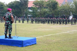 Komandan Brigif 2 Marinir, Kolonel Marinir Rudi Harto Marpaung saat memberikan pengarahan prajurit purna tugas Ambalat XXVII | dok/photo: Dispen Kormar