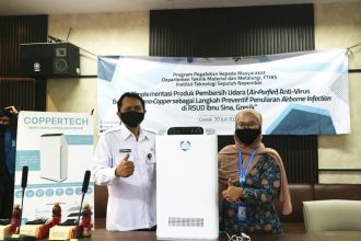 Serah terima air purifier Coppertech oleh Azzah Dyah Pramata (kanan) kepada Direktur Utama RSUD Ibnu Sina Gresik dr Soni | dok/photo: Humas ITS