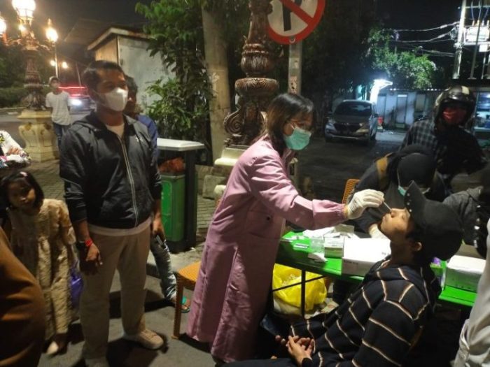 Swab dan vaksin hunter di Jalan Panggung Surabaya | dok/photo: Pemkot Surabaya