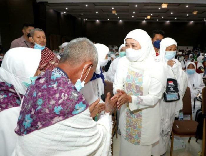Gubernur Jawa Timur Khofifah Indar Parawansa bersama Calon Jamaah Haji (CJH) | Source: Kominfo Jatim