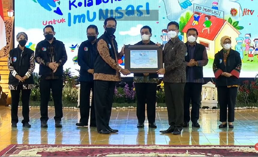 Gubernur DI Yogyakarta Sri Sultan Hamengkubuwono X (depan, kiri) dan Menteri Kesehatan Budi Gunadi Sadikin menunjukkan deklarasi komitmen | dok/photo: Unicef