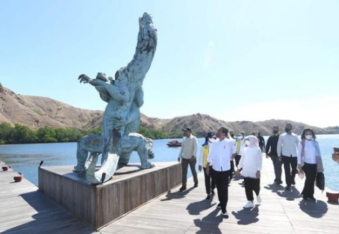 Presiden Jokowi saat meninjau penataan kawasan di Pulau Rinca, Taman Nasional Komodo, Kabupaten Manggarai Barat, Kamis (21/7/2022) | dok/photo: BPMI Setpres