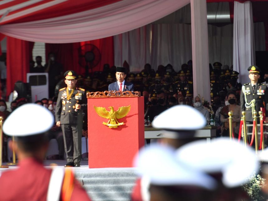 Presiden Jokowi saat memberikan amanat dalam Upacara HUT ke-76 Bhayangkara di Lapangan Bhayangkara, Kota Semarang, Jawa Tengah, Selasa (5/7/2022).