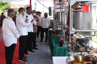 Presiden Joko Widodo saat meninjau proses penelitian minyak makan merah di PPKS, Kota Medan, Kamis, 7 Juli 2022 | dok/photo: BPMI Setpres