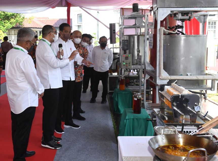 Presiden Joko Widodo saat meninjau proses penelitian minyak makan merah di PPKS, Kota Medan, Kamis, 7 Juli 2022 | dok/photo: BPMI Setpres