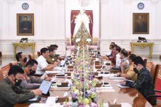 Presiden Joko Widodo saat memimpin rapat terbatas di Istana Merdeka, Jakarta, Senin (18/7/2022) | dok/photo: BPMI Setpres