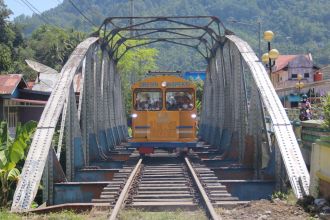 Proses peninjauan lintas Sawahlunto - Muaro Kalaban menggunakan Dresin inspeksi | dok/photo: Humas KAI