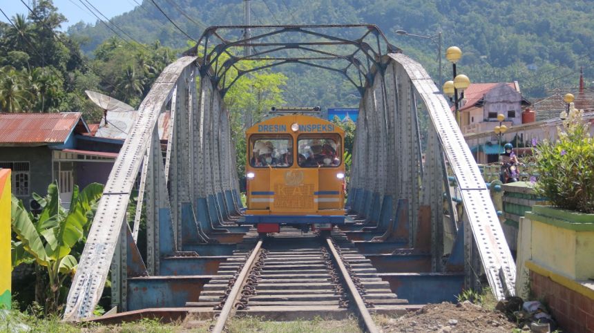 Proses peninjauan lintas Sawahlunto - Muaro Kalaban menggunakan Dresin inspeksi | dok/photo: Humas KAI
