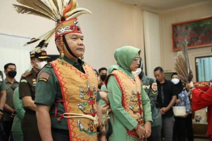 Kasad Jenderal TNI Dudung Abdurachman saat menerima penganugerahan gelar adat | dok/photo: Dispenad