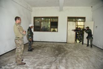 Latihan pertempuran jarak dekat prajurit Kopaska bersama US MSOT | dok/photo: Dispen Koarmada II