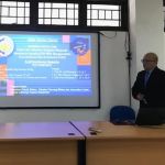 Doktor Andi Kurniawan Nugroho saat mempresentasikan disertasinya pada Sidang Tertutup Promosi Doktor Teknik Elektro ITS | dok/photo: Humas ITS
