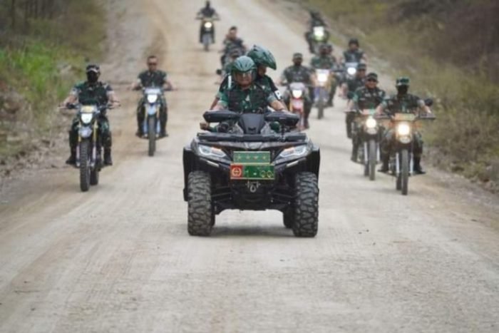 Kasad Jenderal TNI Dudung Abdurachman (depan) saat meninjau Ibu Kota Nusantara (IKN), Selasa (23/8/2022) | dok/photo: Dispenad
