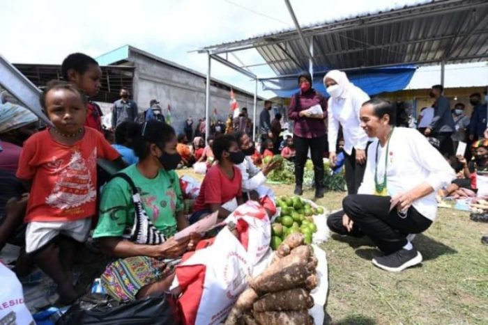 Presiden Joko Widodo (putih) saat menyalurkan BLT BBM di Kabupaten Jayapura | dok/photo: BPMI Setpres