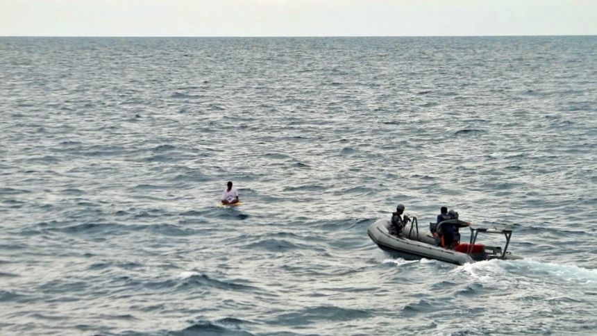 Proses evakuasi nelayan korban perahu tenggelam | dok/photo: Dispen Koarmada II