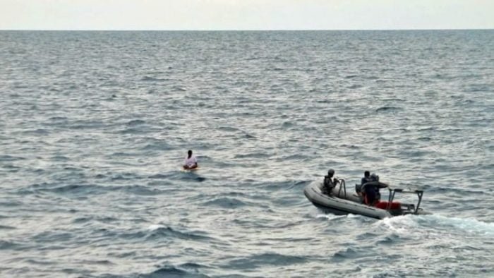 Proses evakuasi nelayan korban perahu tenggelam | dok/photo: Dispen Koarmada II