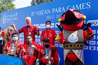 Gubernur Jawa Tengah Ganjar Pranowo bersama atlet para swimming | dok/photo: Istimewa